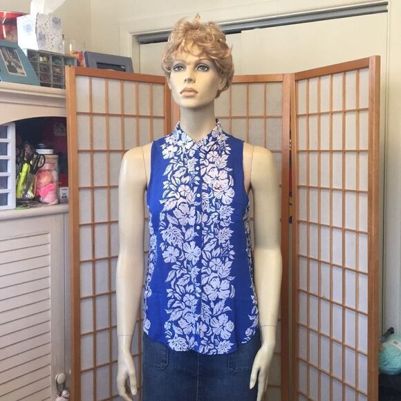 3/$20 Hollister Sleeveless Lightweight Button Down Small - Picture 2 of 8